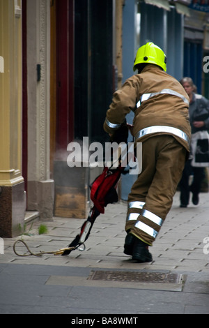 Schottland Feuer und Rettung Service Feuer Motor, die Teilnahme an einem Shop Brand entlang Castle Street in Dundee, Großbritannien Stockfoto