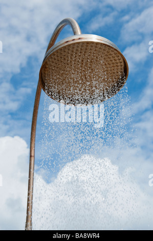 Wasser aus der Dusche im freien Stockfoto