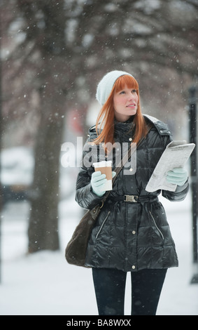 Frau zu Fuß im Schnee Stockfoto