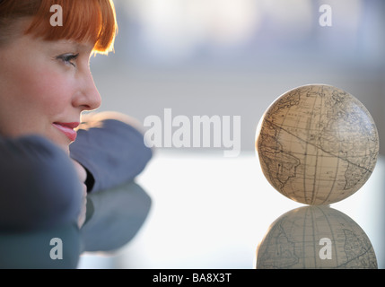 Frau auf der Suche im globe Stockfoto