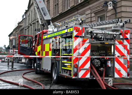 Schottland Feuer und Rettung Service Feuer Motor, die Teilnahme an einem Shop Brand entlang Castle Street in Dundee, Großbritannien Stockfoto