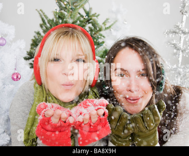 Frauen, die Schneeverwehungen Stockfoto