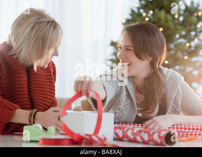Frauen, die Weihnachtsgeschenke verpacken Stockfoto