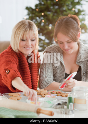 Frauen schmücken Weihnachtsplätzchen Stockfoto