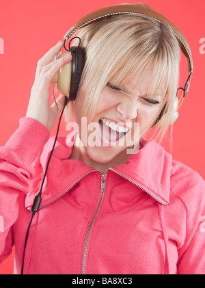 Frau mit Kopfhörern Musik hören Stockfoto