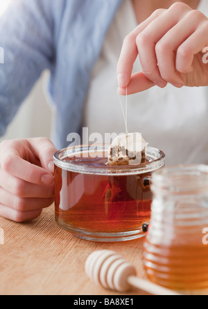 Frau, die Zubereitung von Tee Stockfoto