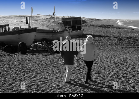 Ein Sprintime Spaziergang am Strand von Weybourne, North Norfolk, UK Stockfoto