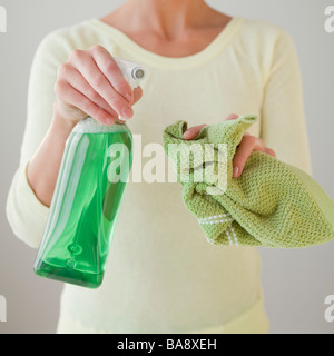 Frau Holding grüne Reinigungsmittel Stockfoto