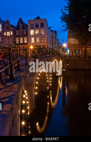 Brücke über der Herengracht in Amsterdam bei Nacht Stockfoto