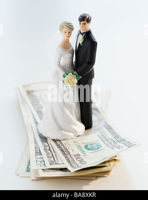 Hochzeitstorte Topper auf Stapel von Bargeld Stockfoto