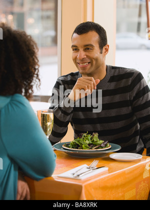 Paar, Essen im restaurant Stockfoto