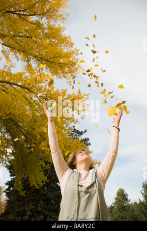 Frau Herbst Blätter in Luft Stockfoto