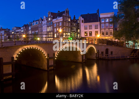 Brücke über die Singel Gracht in Amsterdam bei Nacht Stockfoto