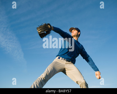 Baseball Spieler werfen ball Stockfoto