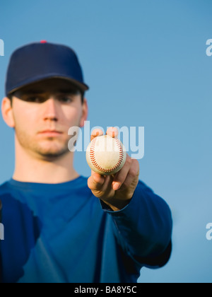 Baseball-Spieler halten ball Stockfoto