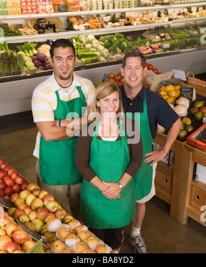 Arbeitnehmer in Posen produzieren Abschnitt Stockfoto