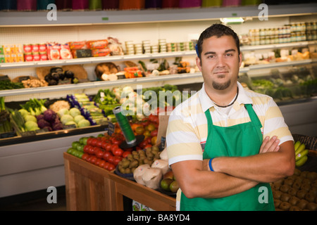 Arbeitskraft posiert in produzieren Abschnitt Stockfoto