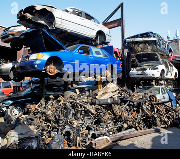 Stapel von Autos auf Schrottplatz Stockfoto