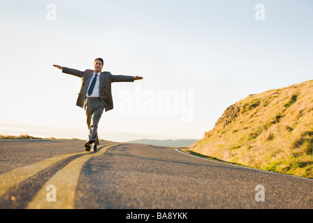 Unternehmer, die auf remote-Straße Stockfoto