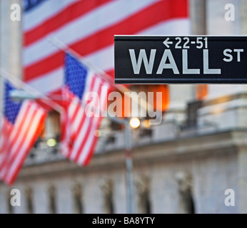 Wall-Street-Zeichen und amerikanische Flaggen Stockfoto