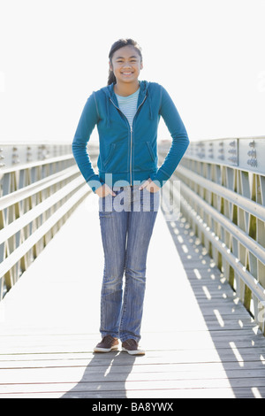 Teenager-Mädchen stehen auf dock Stockfoto