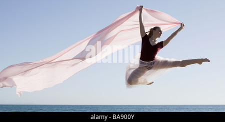 Tänzerin am Strand springen Stockfoto