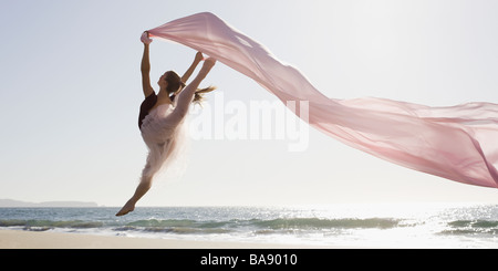 Tänzerin am Strand springen Stockfoto