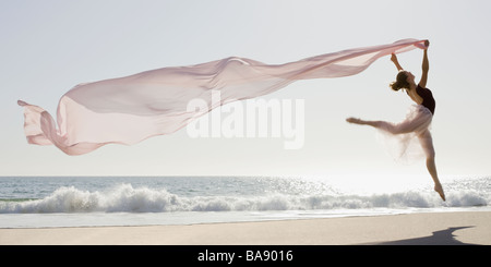 Tänzerin am Strand springen Stockfoto