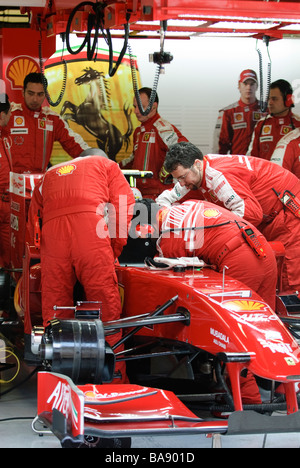 Ferrari Formel1 Mechaniker arbeiten auf Rennwagen in garage Stockfoto