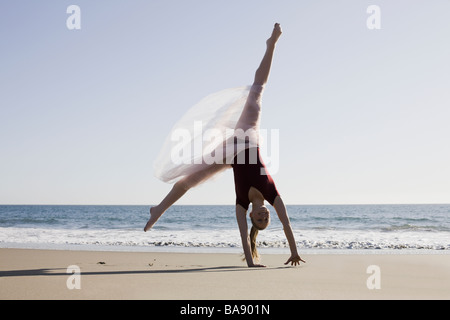 Tänzerin am Strand springen Stockfoto