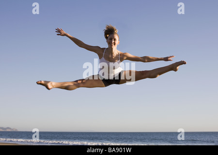 Frau am Strand springen Stockfoto