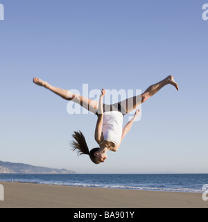 Frau am Strand springen Stockfoto