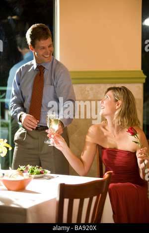 Paar in Liebe Toasten Getränke im fine-dining restaurant Stockfoto