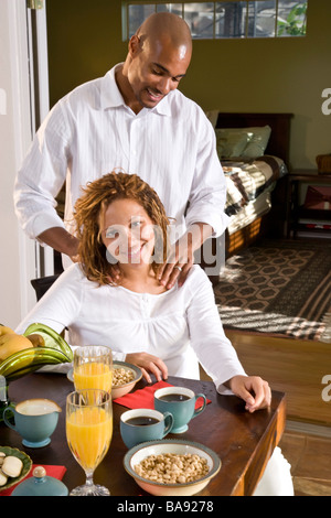 Liebevolle afroamerikanischen paar frühstücken Stockfoto