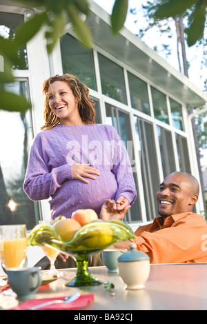 African-American Paar beim Frühstück im Freien, Frau erwartet Stockfoto