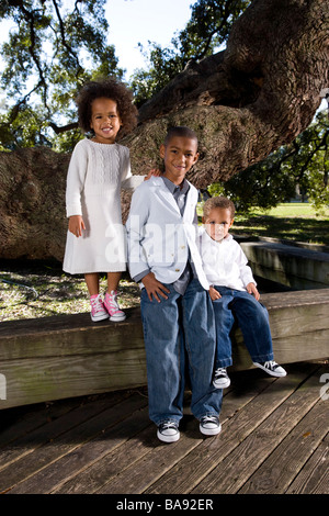 Porträt von African American Kinder im Park in der Nähe von Baum Stockfoto