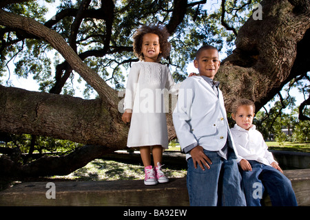 Porträt von African American Kinder im Park in der Nähe von Baum Stockfoto