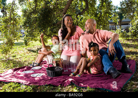 Porträt des afroamerikanischen Familie Picknick im park Stockfoto