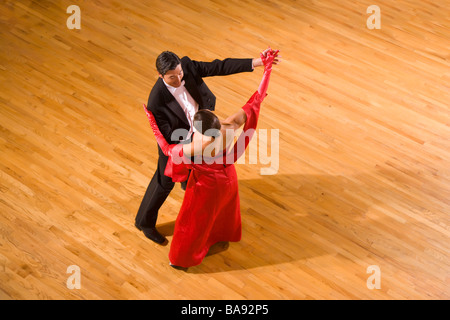 Erhöhte Ansicht des Gesellschaftstanzes elegante multiethnische paar Stockfoto