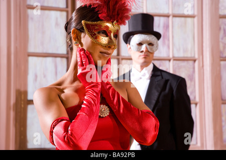 Paar im Ballsaal tragen Kleid, Tux und Masken Stockfoto