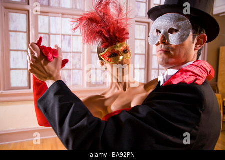 Paar in Maskerade Kostümen tanzen zusammen Stockfoto