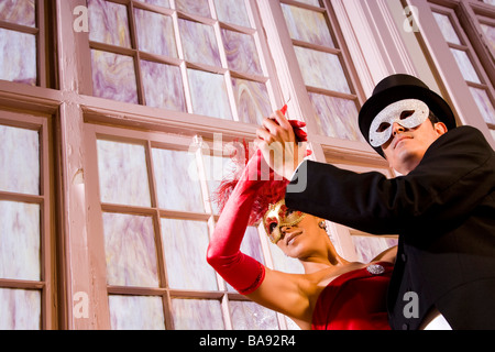 Paar in Maskerade Kostümen tanzen zusammen Stockfoto