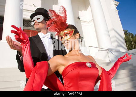 Paar in Maskerade-Kostüme stehen außerhalb theater Stockfoto