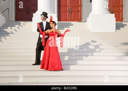 Paar in Maskerade-Kostüme stehen außerhalb theater Stockfoto