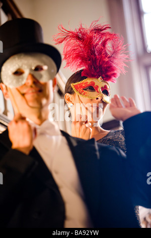 Gut gekleidete paar tragen Masken Stockfoto