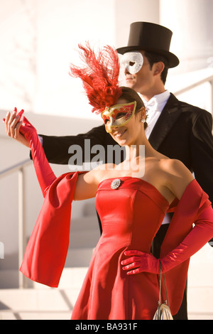 Paar in Maskerade-Kostüme stehen außerhalb theater Stockfoto