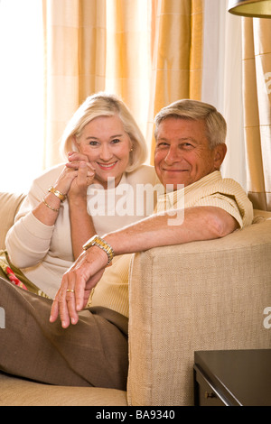 Portrait von senior Brautpaar entspannt auf couch zu Hause, Nahaufnahme Stockfoto