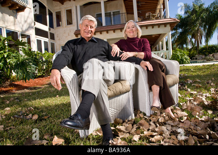 Porträt von senior paar luxuriöses Zuhause im Hof Stockfoto