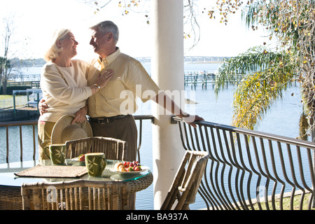 Porträt von älteres paar entspannende auf Veranda des Hauses Stockfoto
