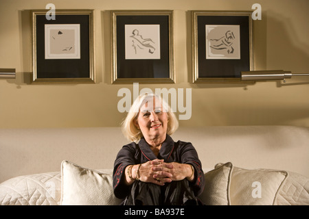Porträt von senior Frau am Bett zu Hause entspannen Stockfoto